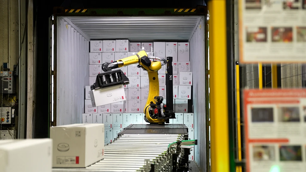 Robotique mobile et IA transforment la réception de marchandises chez BAUHAUS : moins de pénibilité, plus de fiabilité et une logistique 24/7. 1 2026 09 22 Bauhaus Krefeld RockyOne Unloading 04